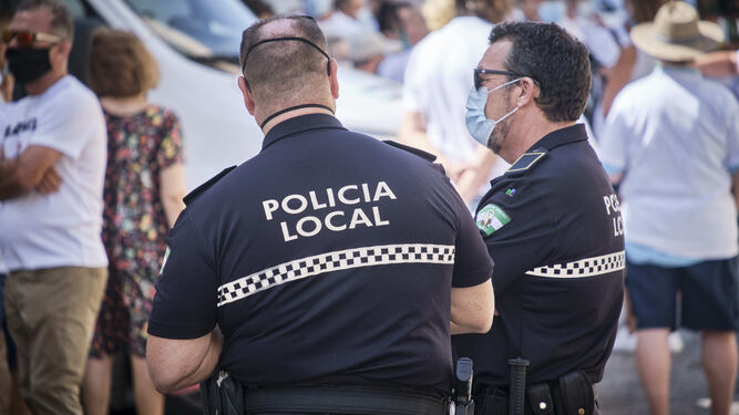 Dos agentes de la Policía Local de Cádiz.