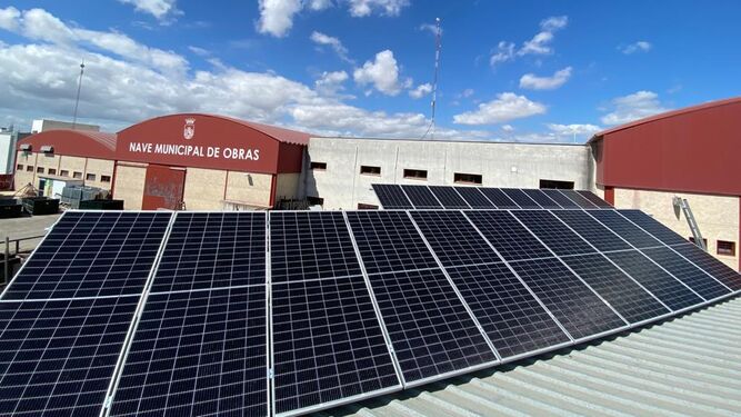 Placas fotovoltaicas instaladas ya en la cubierta de la Nave Municipal de Obras.