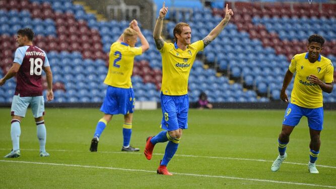 Álex, brazos arriba para celebra su gol en el feudo del Burnley.