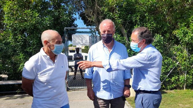 Un momento de la visita de Vicente del Bosque a los campos de fútbol del Novo junto al alcalde y al coordinador del campus.