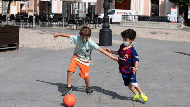 Niños jugando en la plaza de San Antonio de Cádiz.