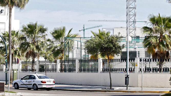 Valla que rodea la Comandancia de la Guardia Civil de Cádiz.