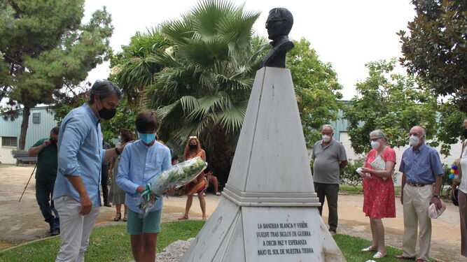 Ofrenda floral en el busto de Blas Infante en San Fernando.