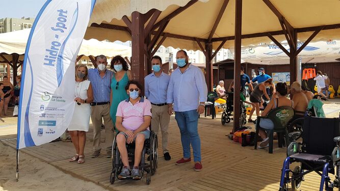 Concejales del Ayuntamiento de El Puerto y miembros de La Gaviota y Cocemfe Fegadi, durante la visita.