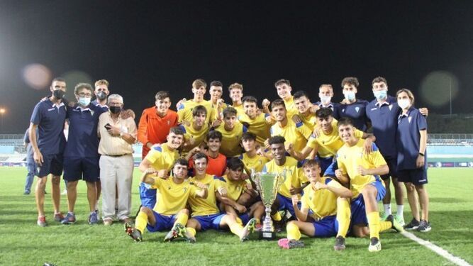 El Cádiz CF juvenil tras ganar el torneo.