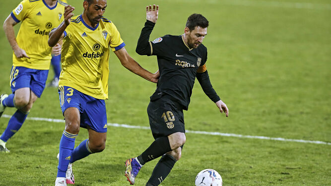 Fali persigue a Messi en el Cádiz-Barcelona del curso pasado.