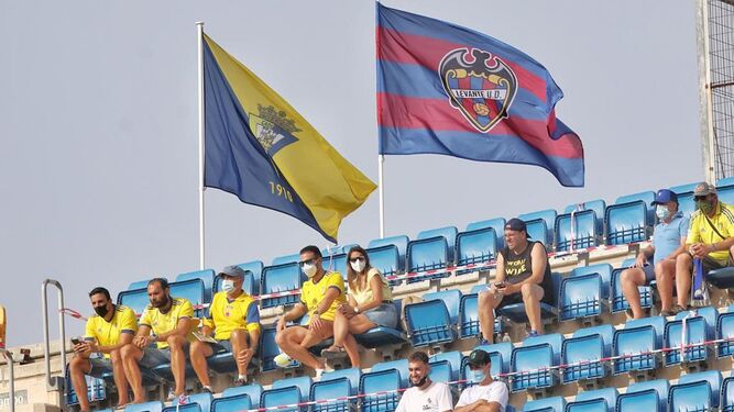Aficionados en el estadio para ver el Cádiz-Levante.