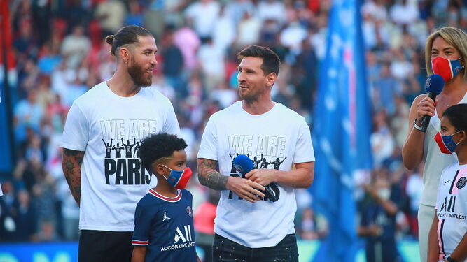 Leo Messi y Sergio Ramos, juntos en su puesta de largo ante los aficionados del PSG.