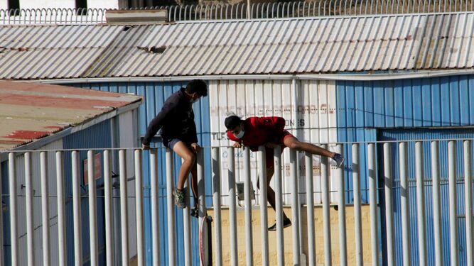 Dos menores en Ceuta se escapan para evitar ser devueltos a Marruecos.