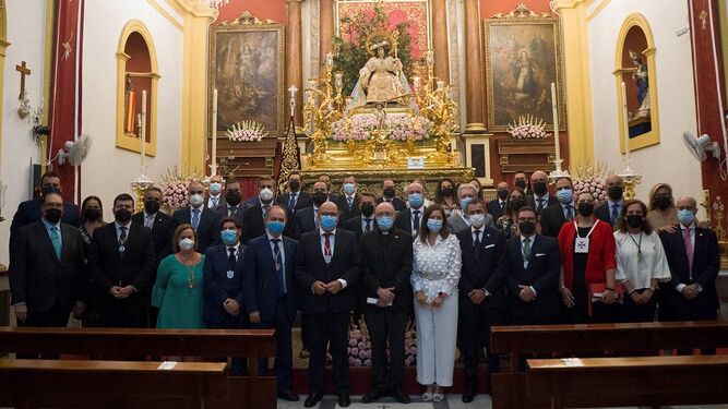 La nueva junta permanente del Consejo de Hermandades y Cofradías de San Fernando, fotografiada junto a distintas autoridades a los pies del paso de la Pastora.