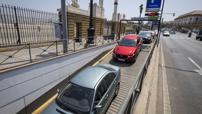 Cola de vehículos en uno de los accesos al parking de Canalejas