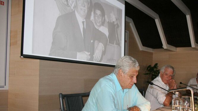 Manuel Guerrero Pemán, junto a su presentador ayer en el Aula de Cultura. Detrá, en una foto con su abuelo.