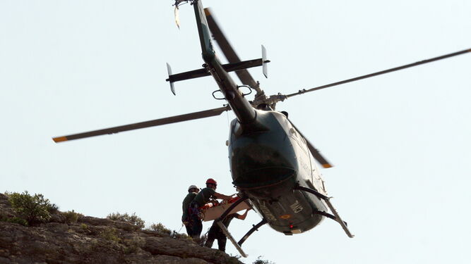 El helicóptero de rescate de la Guardia Civil en plena actuación.