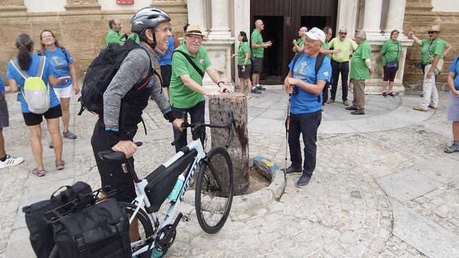 Un grupo de peregrinos espera el comienzo de la ruta en el kilómetro cero, junto a la iglesia de Santiago.