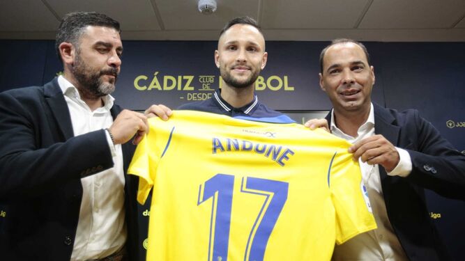 Florin Andone sostiene su nueva camiseta entre Enrique Ortiz y Jorge Cordero.