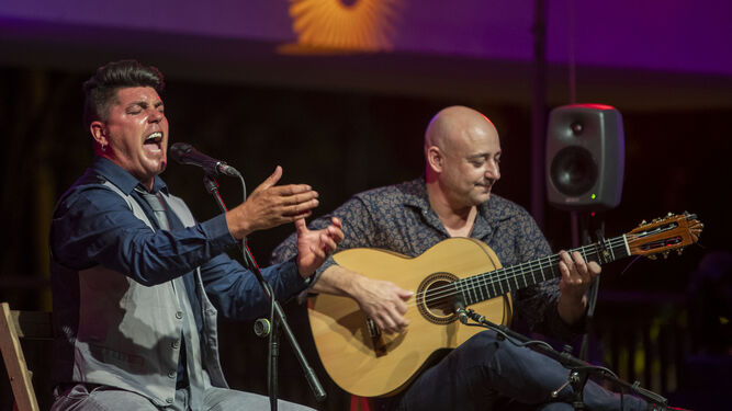 Adriano Lozano y Cañejo de Barbate, durante una actuación en La Isla.