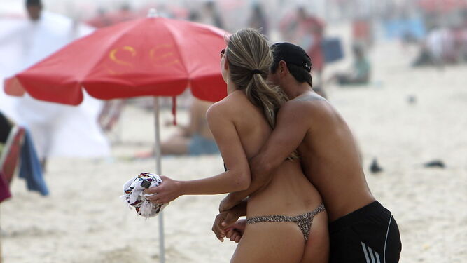 Una pareja disfruta de los placeres de la playa, el buen tiempo y el ocio