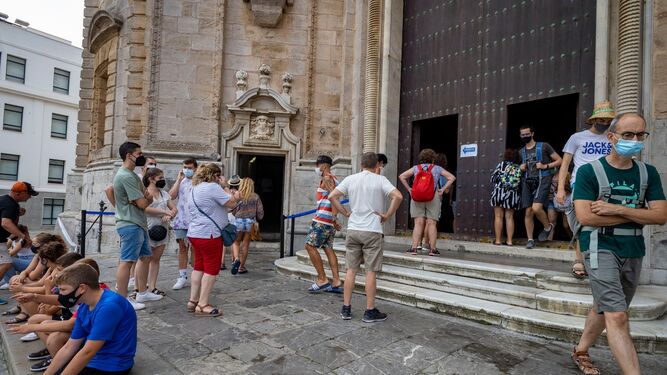 Turistas a las puertas de la Catedral de Cádiz.