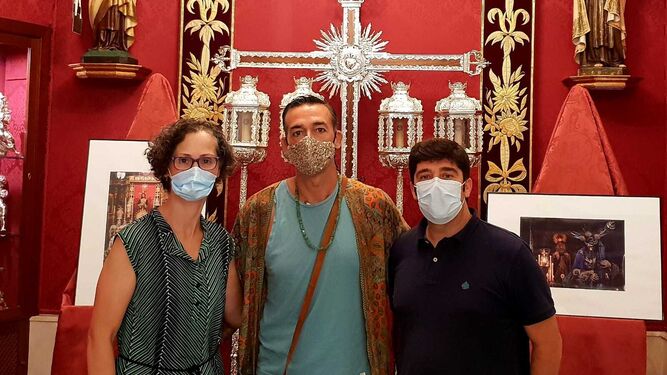El concejal David Calleja (en el centro),  junto a María del Mar Figuereo y Miguel Ángel Rojas, durante su visita a la exposición.