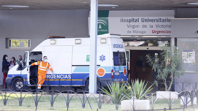 Un ambulancia llega al hospital en una imagen de archivo.
