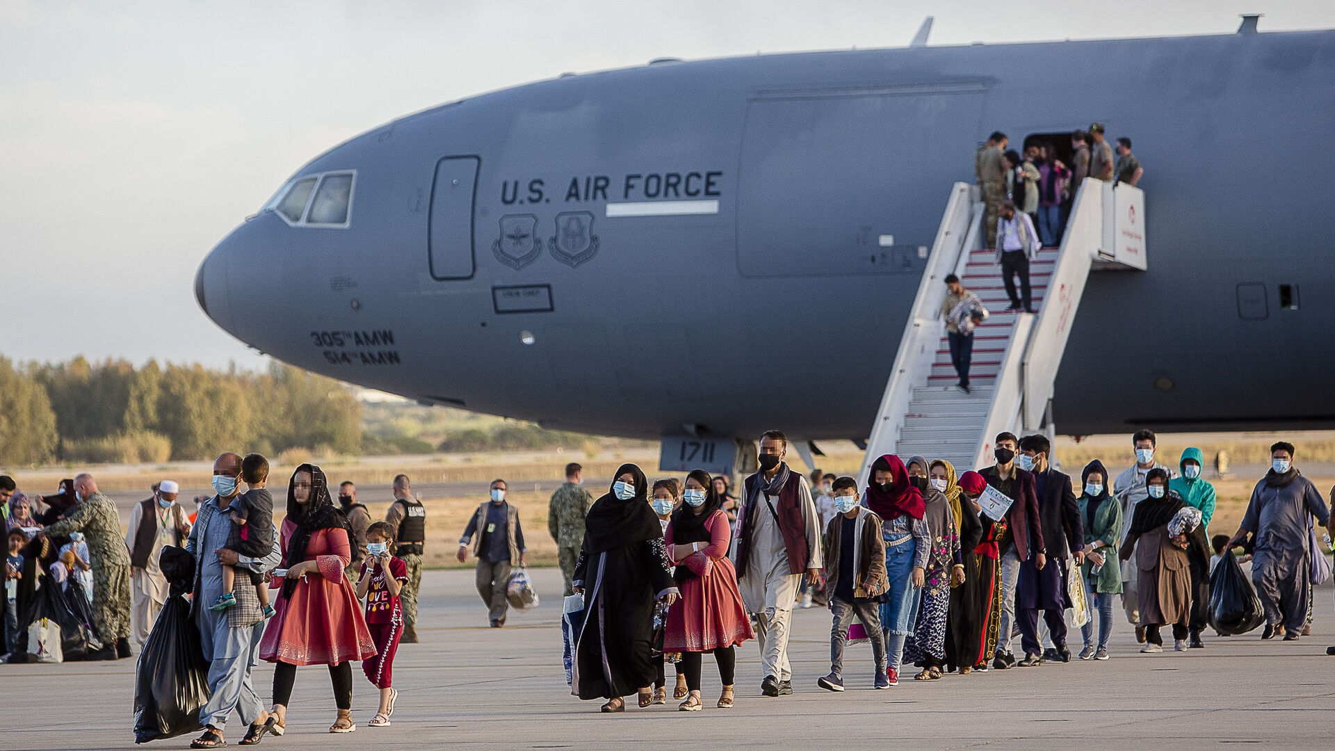 Im&aacute;genes de la llegada a Rota de refugiados afganos