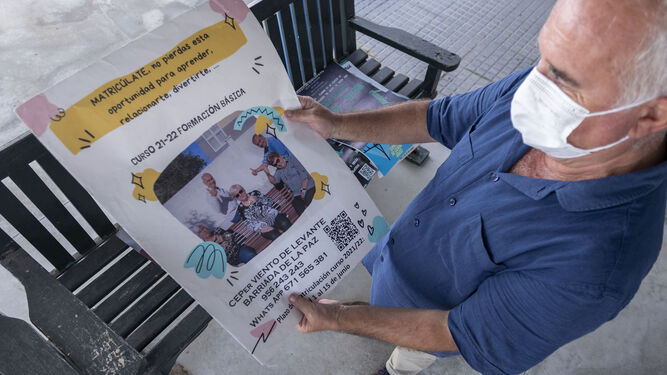El director del centro, Cándido Gutiérrez, muestra un cartel con una de las ofertas educativas del próximo curso.