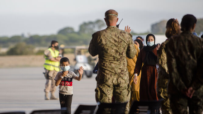 Un niño saluda a militar inmediatamente después de aterrizar en la Base Naval.