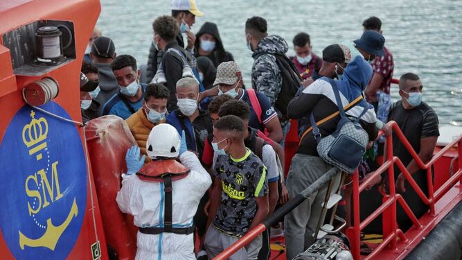 Una embarcación de Salvamento Marítimo traslada a los inmigrantes a Puerto América.