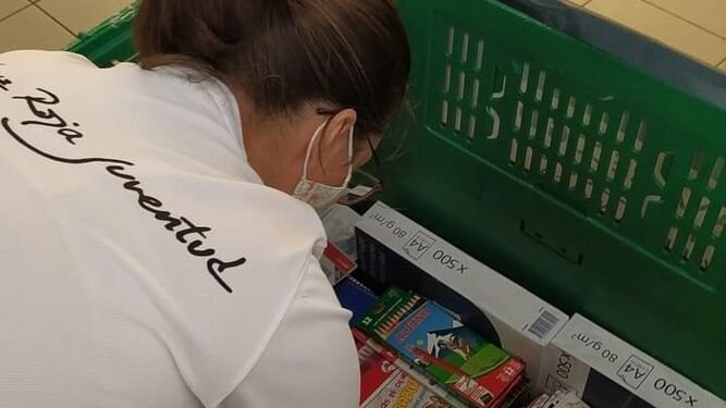 Una voluntaria de Cruz Roja organiza material donado en una campaña anterior