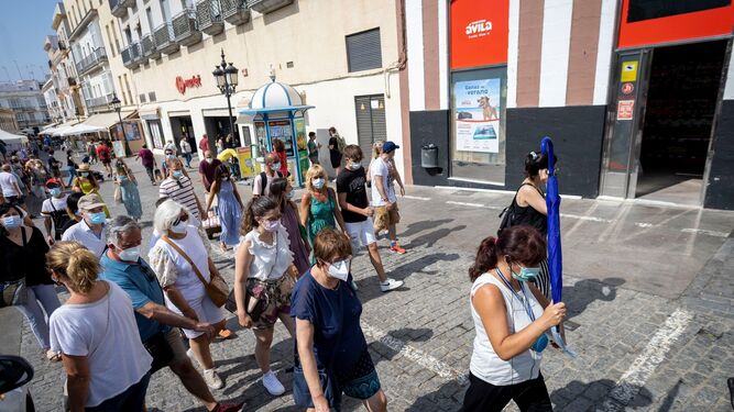 Un grupo de turistas de visita por el casco histórico de Cádiz.