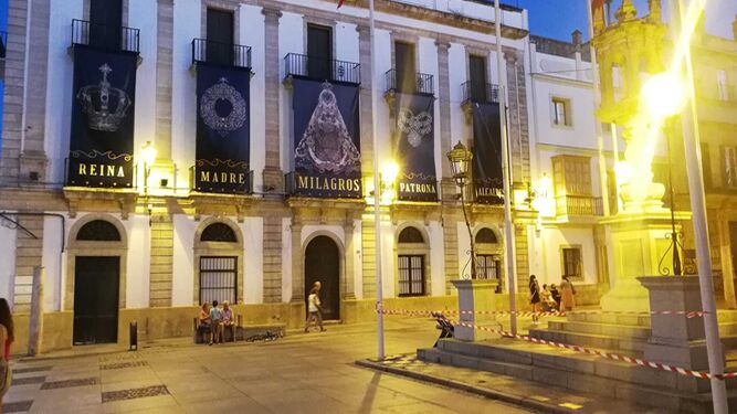 Nueva decoración para la Plaza de España con motivo de la festividad de la Patrona.