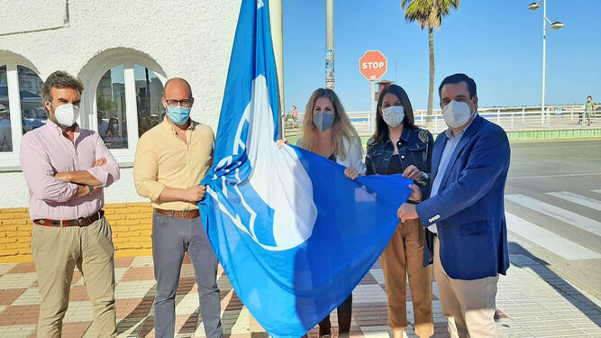 El alcalde y los concejales de Turismo y Playas a principios de julio con Ana Mestre, durante la izada de las fallidas banderas azules.