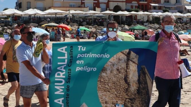 Una imagen de la presentación de la campaña, este domingo en la playa de La Muralla.