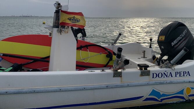 El bote en el que fueron rescatados los dos menores que se habían quedado a la deriva con sus tablas de windsurf.