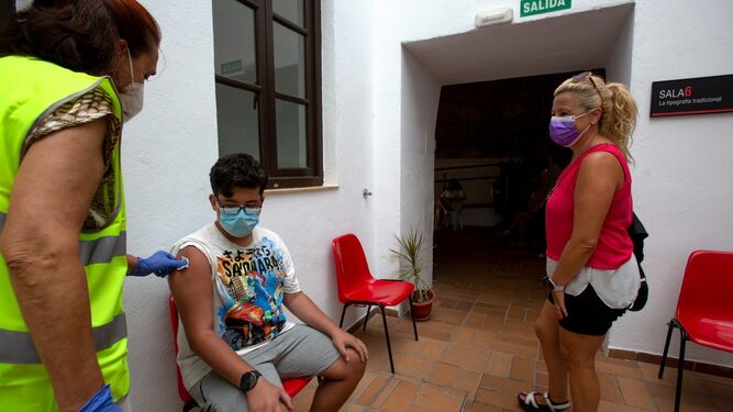 Un joven recibe su vacuna en Cádiz.