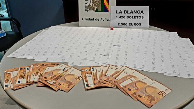 Los boletos de lotería clandestina y el dinero en efectivo incautados por la Policía Autonómica.