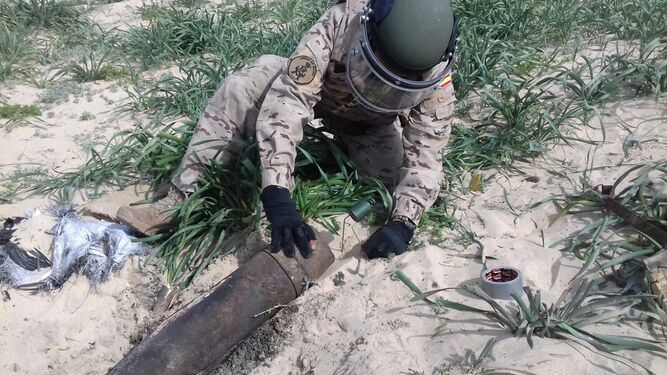 Uno de los efectivos de la Armada durante la desactivación del misil hallado por un pesquero de Sanlúcar en abril de 2018.