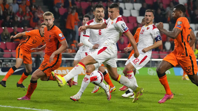 Osmajic trata de rematar un balón en el partido contra Holanda.