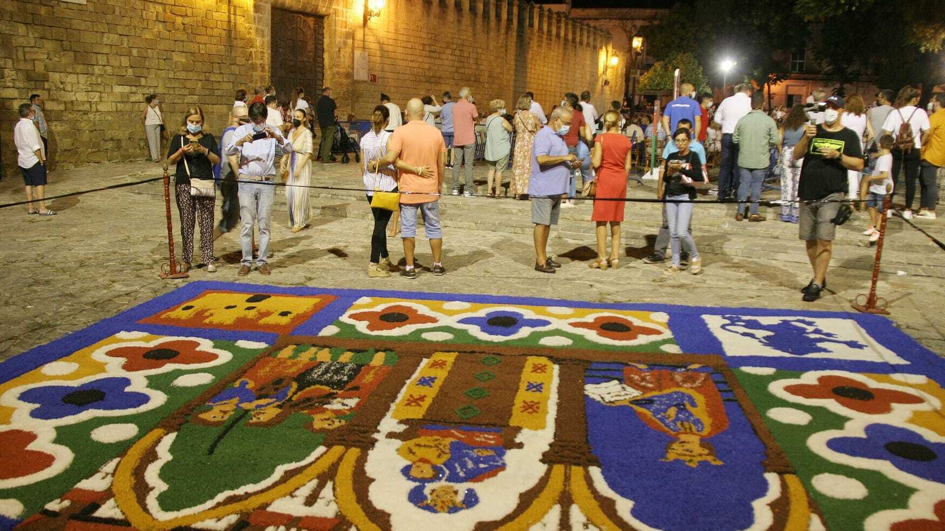 Una de las alfombras de sal dedicadas a las Cantigas de Alfonso X El Sabio, elaborada en la Plaza del Castillo