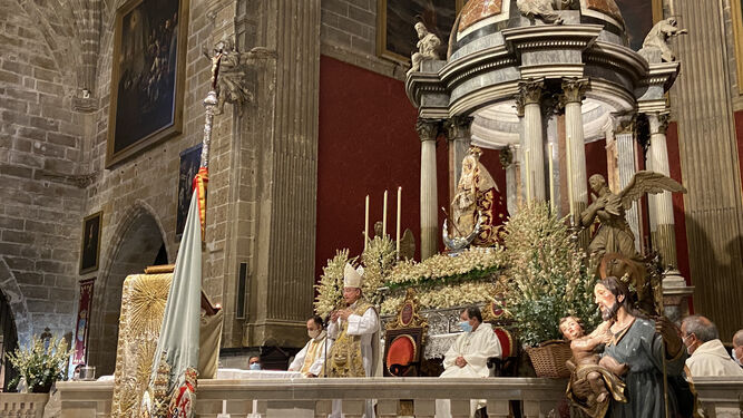 El obispo Monseñor José Rico Pavés presidió la misa inaugural del día de la Patrona.