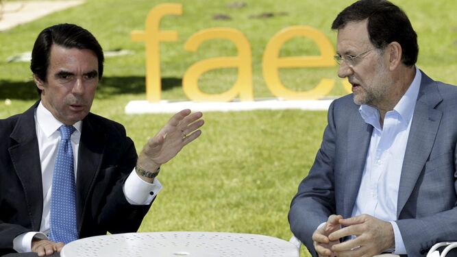Los ex presidentes del Gobierno José María Aznar y Mariano Rajoy, en un acto de FAES.