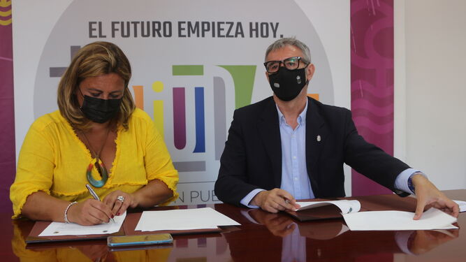 Elena Amaya y Francisco Piniella durante la firma del convenio