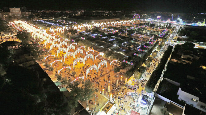 Imagen panorámica de una pasada edición de la Feria del Caballo, de noche