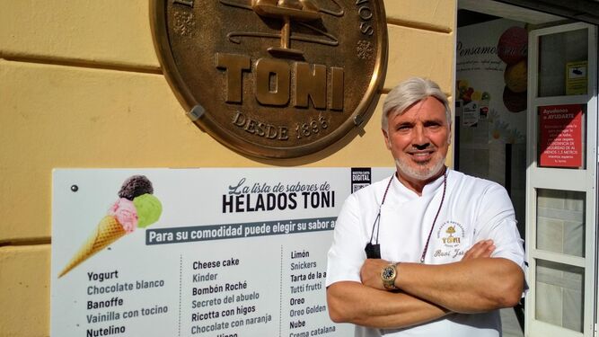 Rafael Jordá, director de Helados Toni, en la puerta de este emblemático establecimiento de Sanlúcar.