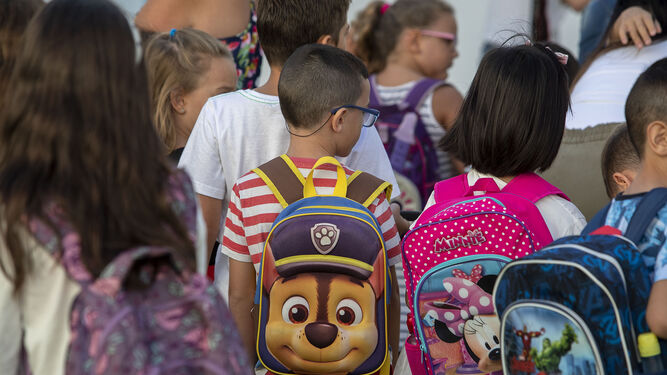 Varios alumnos con sus mochilas al hombro el primer día del curso escolar, en una imagen de archivo.