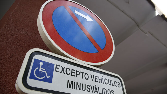 Señalización de un aparcamiento para personas con movilidad reducida.