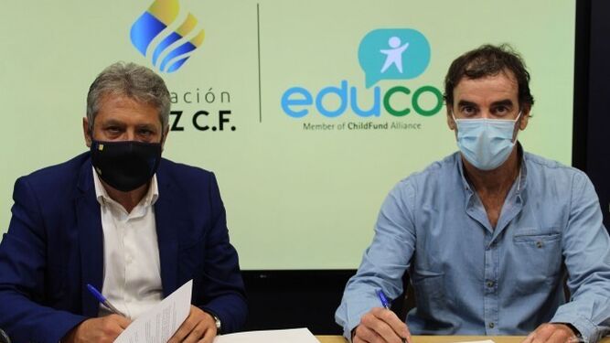 Pepe Mata y Fernando Rodríguez rubrican el acuerdo.