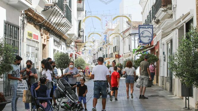 Personas caminando por la céntrica calle La Vega, en una imagen de hace unos días.