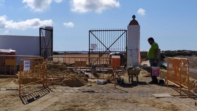 Trabajos para la mejora del acceso al parking existente junto al acceso 8 de la playa de Camposoto.