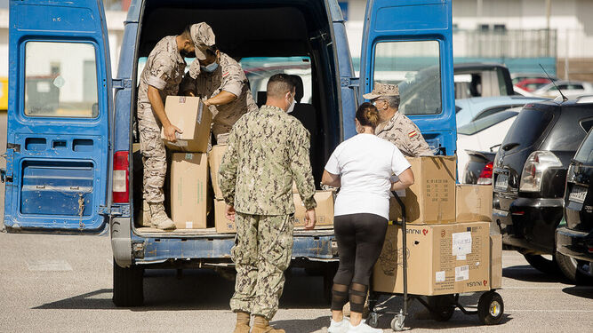 Infantes de marina colaborando en la llegada de material para el campo en la Base de Rota.